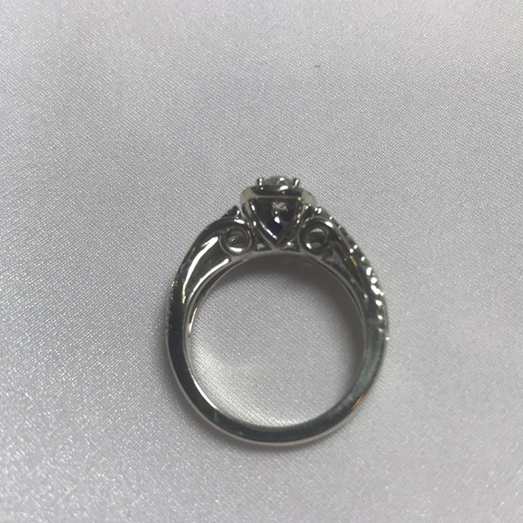 Vera Wang diamond ring - Picture 3 of 7